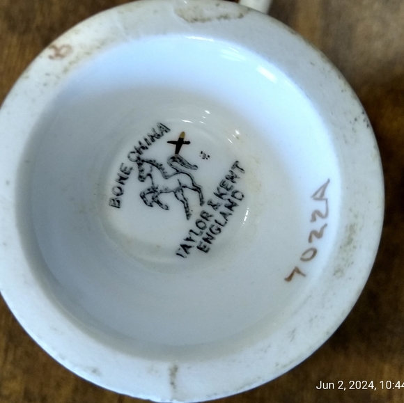 Taylor & Kent English Bone China Teacup/Saucer - Picture 3 of 4